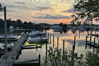 Image de Back Creek Villa with Sunroom