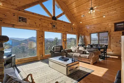 Image de Mountain Views from decks, Hot tub and inside Cabin. Game Room.