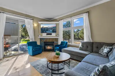 Image de Redmond 3br/2ba retreat: Views, pool, hot tub, fireplace. Adventure ready!