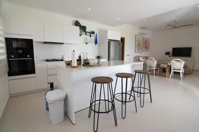 Spacious modern condo @ popular Las Ballenas beach