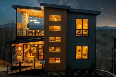 Image de Rooftop Deck w Fireplace, Pool w/ Grotto, Game Room, Hot Tub, Panoramic Views