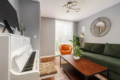 Image de Huge 4br City Escape - Etihad - Coop -Free parking
