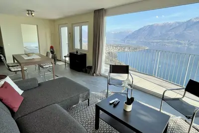 Image de Unique vacation home on a sun-drenched rocky slope with spectacular views