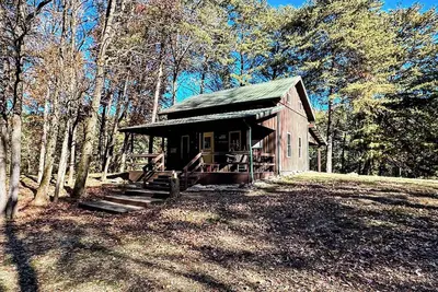 Image de \nPine Oaks Cabin includes Guest Pole Barn. Modern comfort meets county living.