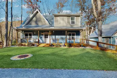 Image de Peaceful home with wheelchair accessibility, outdoor deck, front porch & wifi