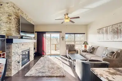 Image de Modern townhome w/ mountain views, 2 outdoor spaces, & a gas grill