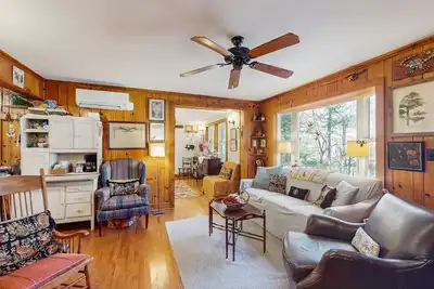 Image de Cozy two bedroom cottage with hammock, grill & creek views