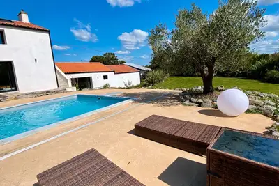 Image de Gîte 4 pers  « La Cour de la Forêt » avec piscine et terrasse privée.
