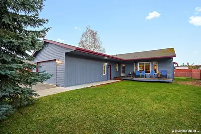 Image de Charming home with modern comforts in South Anchorage: Your Adventure Awaits! \"
