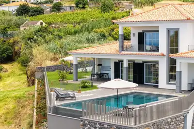 Image de Perfect retreat with sea and mountain views