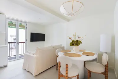 Image de 2 pièces d'architecte balcon couvert face Thermes