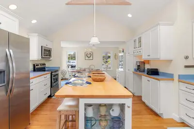 Image de Half Mile to Earle Rd Beach!