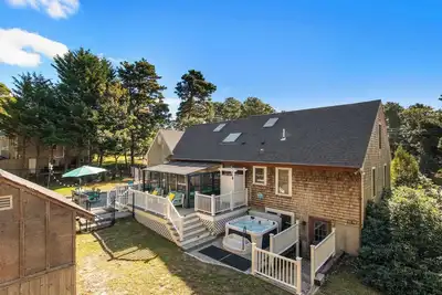 Image de Hot Tub, Sauna, Ping Pong Table, Treehouse and Fire Pit!