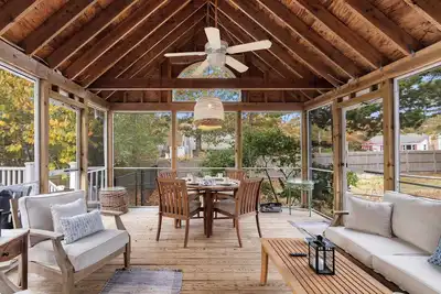 Image de Game Room, Firepit, Mins to Beaches!