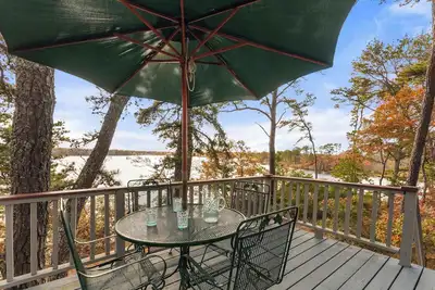 Waterfront on Swan Pond with Kayaks!