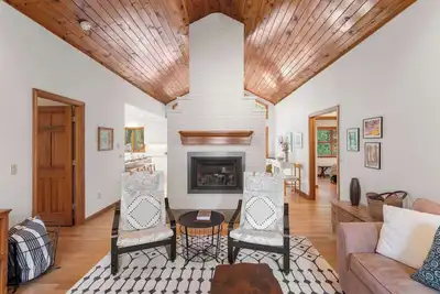 Image de Game Room, Central Ac, Short Drive to Beaches!