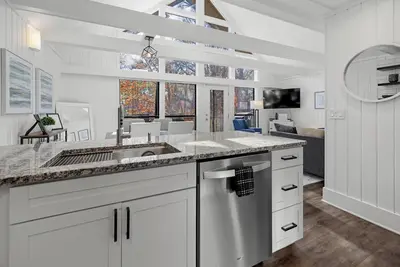 Image de 2-bedroom condo in Keowee Key: 3 pools, 2 restaurants, fitness center, golf