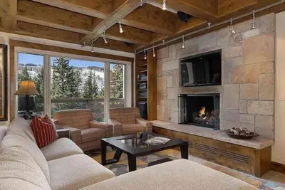 Image de Ski-in/ski-out condo in Lionshead with incredible mountain views! !