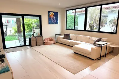 Image de Luxury Home, walking distance to the beach, cozy and modern!