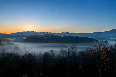 Image de Mt. LeConte Views - Hot Tub - Pool Table - Near Dollywood - No Cleaning Fee