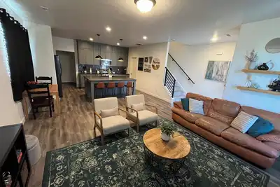 Image de Phenomenal 3-bedroom townhome close to mountains in peaceful American Fork