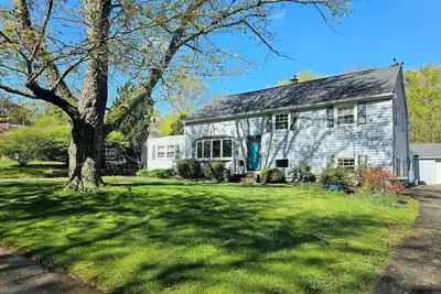 Image de Welcoming 5-Bd/ 3-Ba house with Ac, Pool, & Private Yard in charming Wallingford