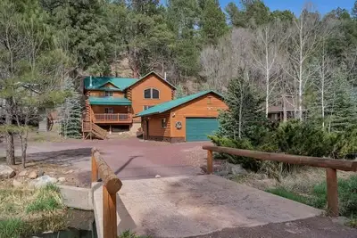 Image de Cabin Among the Pines w/game garage+Tesla charger!