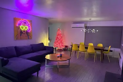 Image de Midtown Home with Midcentury-Modern Vibe