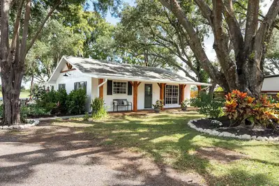Image de Private 6-Acre Ranch : 2 Homes + Game House + Barn