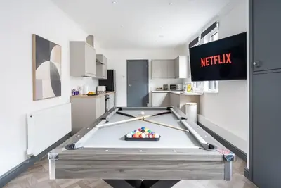 Image de Modern Church Rd Flat 2 + Pool Table Dining & More
