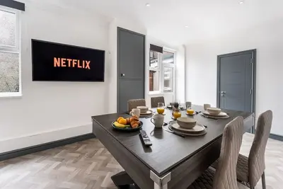 Image de Modern Church Rd Flat Sleeps 8 + Pool Table Dining