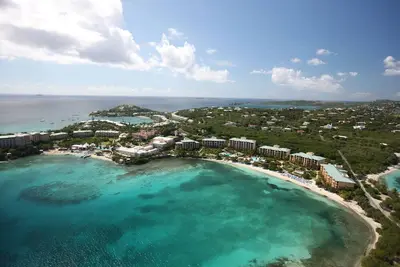 Image de Newly renovated luxurious 2 bedroom 2 1/2 bath beachfront condo.