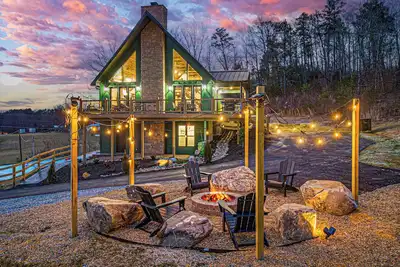 Image de Smoky Mountain Cabin Getaway with Indoor Pool, Sports Court, Theater & Fire Pit