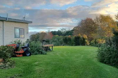 Image de Simple home set on spacious grounds. Perfect for family gatherings.