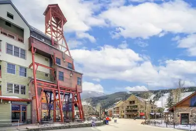 Image de Mountain-View 3br | Near Gondola + Pool & Kitchen