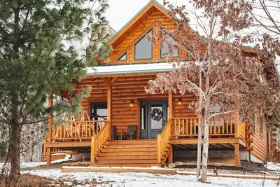 Image de Stay Warm & Cozy at the Cozy Bear Cabin! Hot-Tub, Fireplace, Game Rm, Fire-Pit!