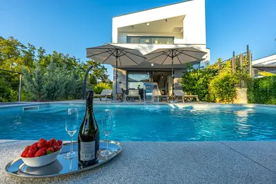 Image de Superbe maison à Pinezici avec piscine privée, utilisable à l'intérieur.