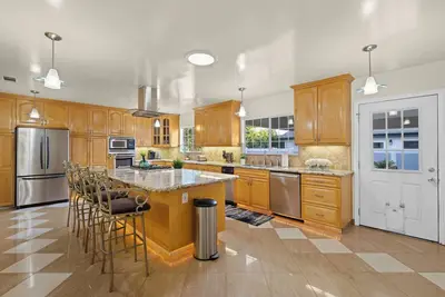 Image de Modern 4br 1. 5ba W/Pool Table