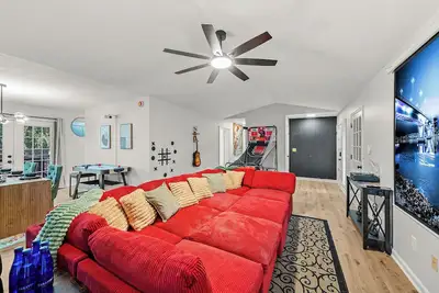 Image de The Blue House: Games - Uga - 3 King Beds - Massage Chair