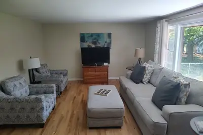 Image de Parkside 5-Bedroom Home with Fireplace and Game Room