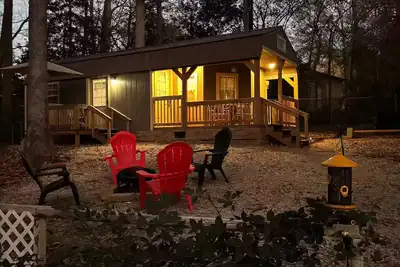 Image de Peaceful Lakeside Cabin, fire pit, board games