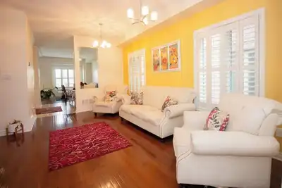 Image de Comfortable Residential 4br Home with 2 Free parking.