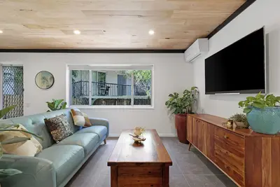 Image de Renovated Beach Escape in Surfers —Surf at Your Door, Cavill a Short Stroll