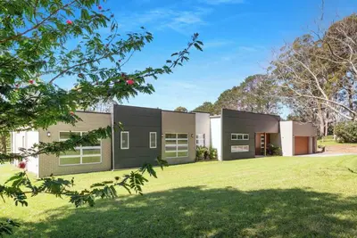 Image de Luxury Farmhouse in Berry. Single Level with air con and heated indoor pool