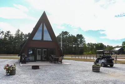 Image de Escape to the mountains for riding or relaxation. Direct access to the snowmobile and Atv trails. Plenty of skiing in the area along with wilderness exploring.