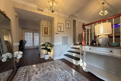 Image de Renovated 3br & 2. 5ba House with game room, deck, and a fenced yard