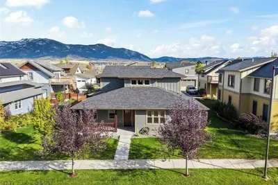 Image de Cozy 3-bedroom prairie style home is perfect for your Bozeman getaway.