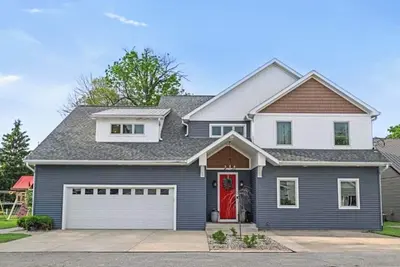 Image de Spacious 5-bedroom lake house on Wawasee Lake Channel w/ private beach