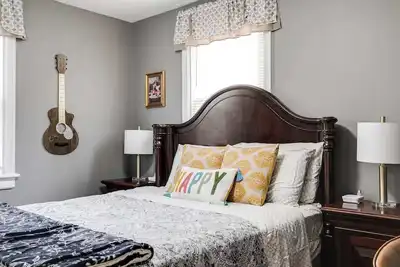 Image de Cozy Bungalow | 3 Parking Spots | Fully Fenced Yard