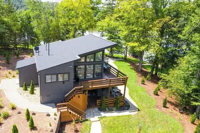 Image de Hyco Lakefront Retreat, panoramic views, hot tub